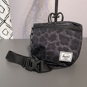 Herschel Supply Co. Black Camo Belt Bag Fanny Pack Waist Hip Adjustable EUC